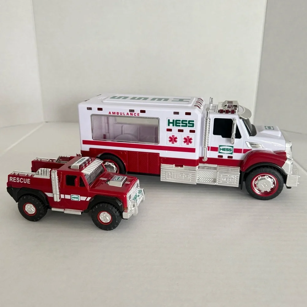 Hess Ambulance and Rescue Truck 2020/Hess Fire Truck and Ladder Rescue Set 2015 - Picture 12 of 17